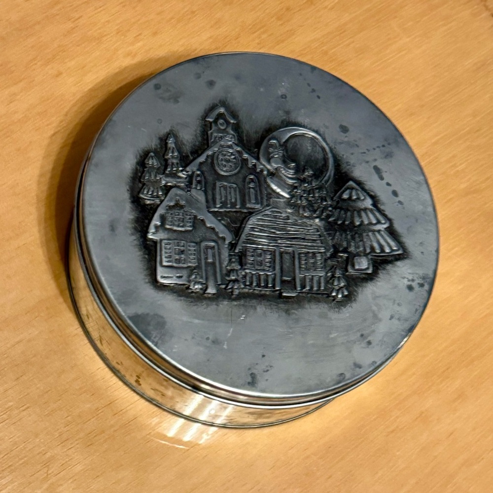 Vintage 1977 Metzke Pewter Top Snow Village Cookie Cutter Tin w/ Cookie Cutters